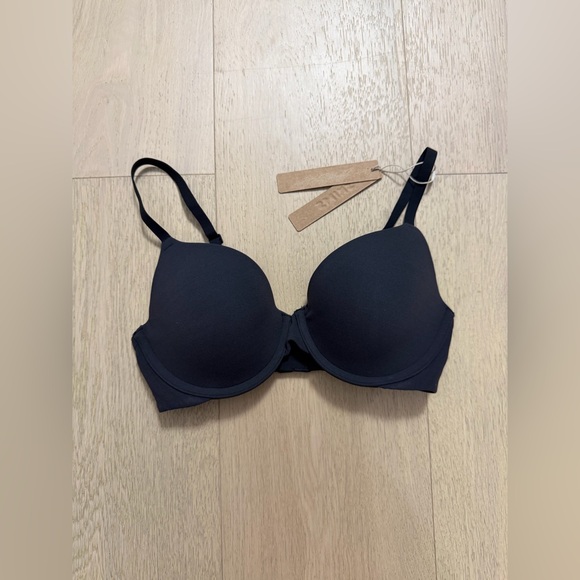 NEW SKIMS Fits Everybody T-Shirt Bra- Onyx (size 32C) - Picture 2 of 4